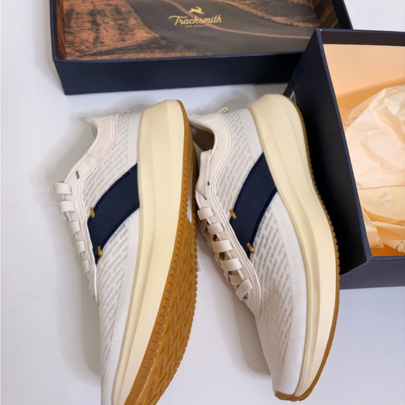 NWT - Tracksmith Eliot Runner 🔥👟 Size W6.5 or M5 - ivory/navy - Picture 3 of 16